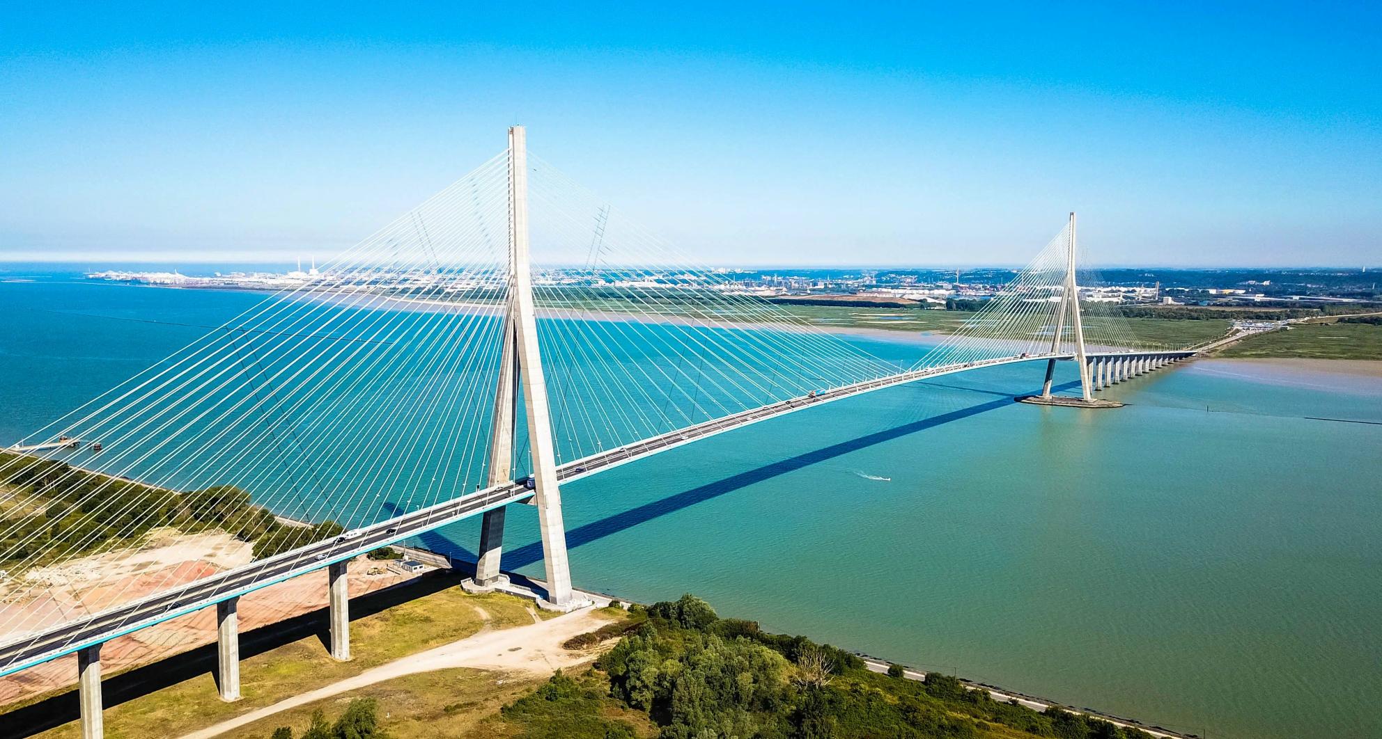 Le Pont de Normandie, à 40 min du gîte Le Clos des Pâquerettes à Yvetot